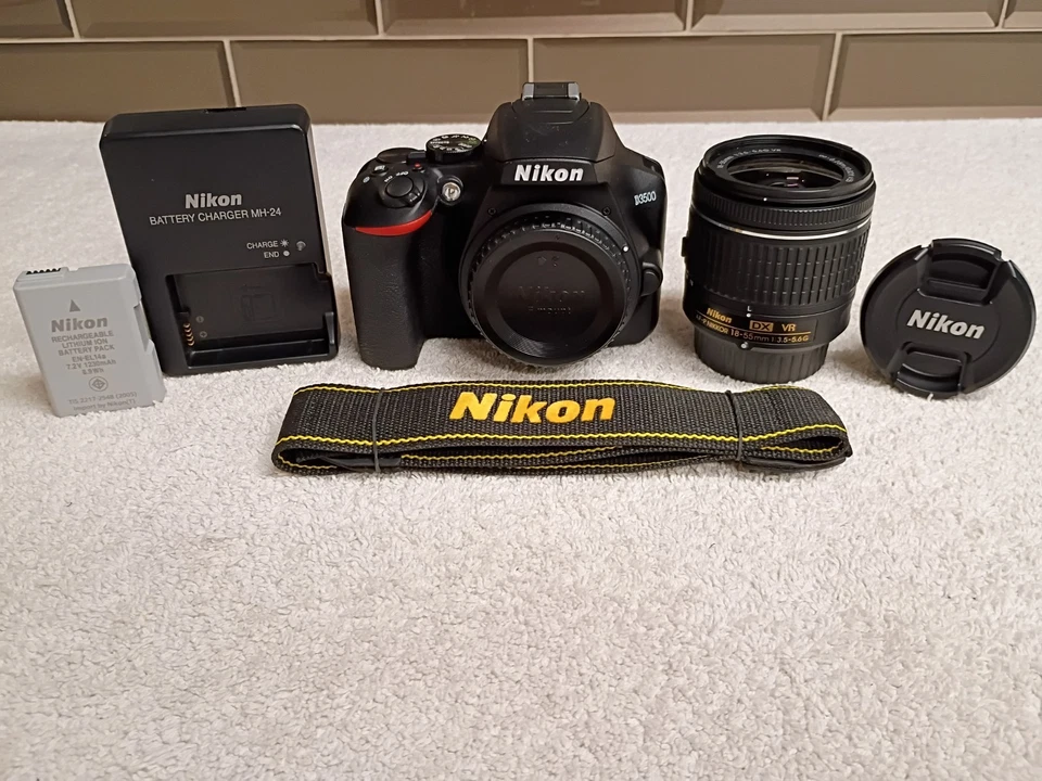 Nikon D3500 24.2MP DSLR w/Nikon 18-55mm VR Zoom Lens Kit   1,046 Clicks! - MINT! - Image 1 of 4