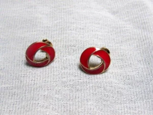 Orecchini vintage firmati Trifari piccoli smalto rosso traforati post - Foto 1 di 7