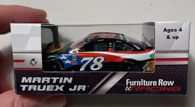 Bajo Martin Truex Jr #78 Pro Shops Patriotic 2018 Toyota fila de muebles 1:64 Foto 1 de 4