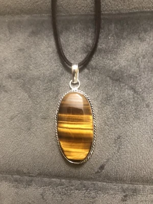 Colgante de piedras preciosas ojo de tigre en collar de cordón marrón oscuro  Foto 1 de 4