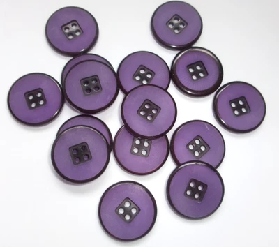 LOTE DE 15 BOTONES MORADOS 1 Y 1/8 PULGADA 4 AGUJEROS BORDE NEGRO, NUEVOS Foto 1 de 3