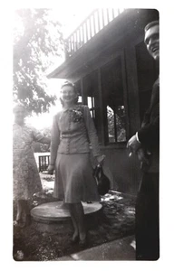 HÜBSCHE LÄCHELNDE DAME IM SCHATTEN, COBDEN, IL, 1941.VTG 4,5" x 2,7" FOTO #5 - Bild 1 von 2