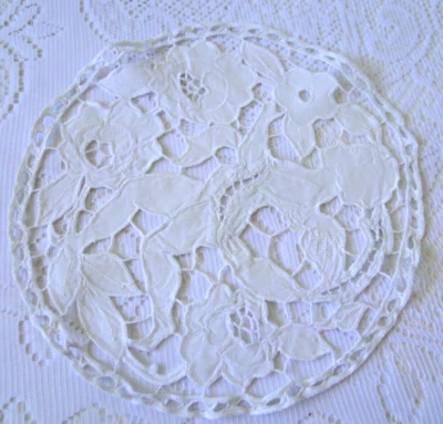 ANCIEN NAPPERON ROND COTON BLANC BRODERIE RICHELIEU ANGE CHERUBIN - Photo 1/4
