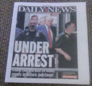 PERIÓDICO-NEW YORK DAILY NEWS-5 DE ABRIL DE 2023-EX PRESIDENTE TRUMP BAJO ARRESTO - Imagen 1 de 2