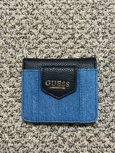 Portafoglio donna Guess piccolo denim bifold nuovo con etichetta - Foto 1 di 6
