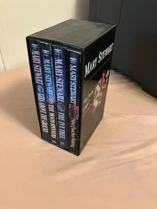 Mary Stewart Box Set of 4 Paperbacks Airs Above the Ground/The Ivy Tree etc. - Foto 1 di 4
