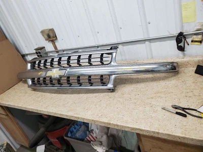 Grille Excluding Ltz Chrome Fits 00-06 SUBURBAN 1500 303932 - Image 1 of 4