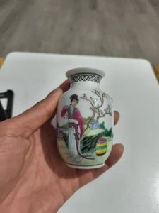 Rare Vintage Chinese porcelain small vase collectable Signed hand painted 9 cm - Picture 1 of 12