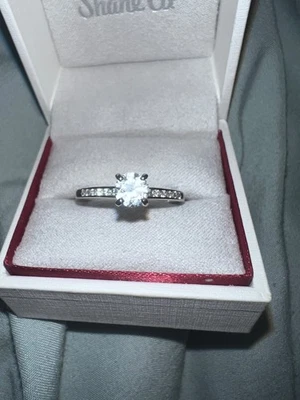 Anillo de compromiso de oro blanco de 14k, diamantes y safire blanco  Foto 1 de 3