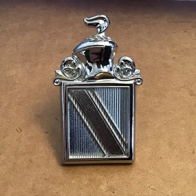 1975 - 77 别克富豪前挡泥板徽章原始设备制造商 — 第 1/2 张图片