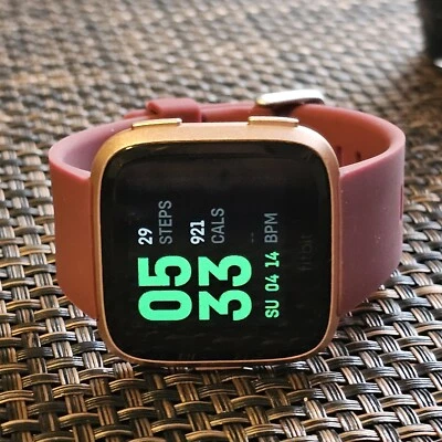 Reloj inteligente rastreador Fitbit Versa rojo rosa. SIN FRECUENCIA CARDÍACA. SIN CARGADOR. Para piezas. Foto 1 de 4