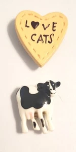 2 Knopfhüllen.  Herzform Liebeskatzen, & 1 Kuh gebraucht - Bild 1 von 6