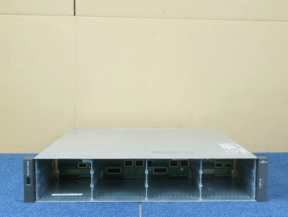 Fujitsu FibreCAT SX40 12xSAS Bay Enclosure 2xPSU 1xController  S26361-K1122-V200 - Image 1 of 1