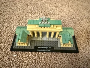 LEGO Architecture 21011 Brandenburger Tor - fast vollständig, beide gedruckten Teile - Bild 1 von 4