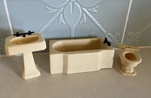 Vintage Dollhouse Plastic Bathroom 3 Pce 1:16 - Kleeware England 1940/50's - Picture 1 of 2