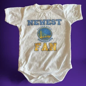 Lo más nuevo fanático de los Golden State Warriors One Piece 0-3M bebé baloncesto NBA Steph Curry - Imagen 1 de 5