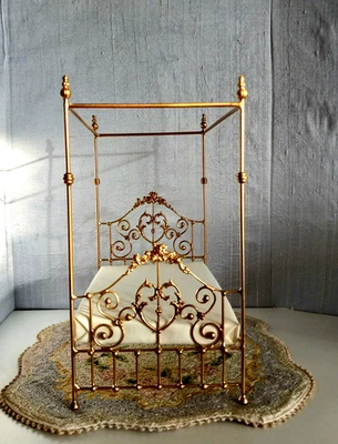 ¡ÚLTIMOS 2 JAMÁS HECHOS! CAMA CON DOSEL PARA CASA DE MUÑECAS VINTAGE ESCALA 1:12 TAMAÑO COMPLETO "LA COEUR" Foto 1 de 4