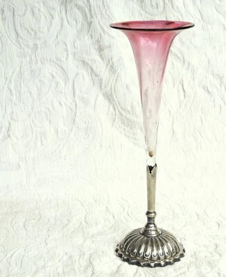 Jarrón victoriano arándano rosa Epergne sobre soporte plateado c 1890 Foto 1 de 4