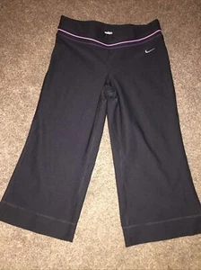 Pantalones de yoga para mujer NIKE Fit Dry Capri con brotes recortados negros pequeños a rayas - Imagen 1 de 10