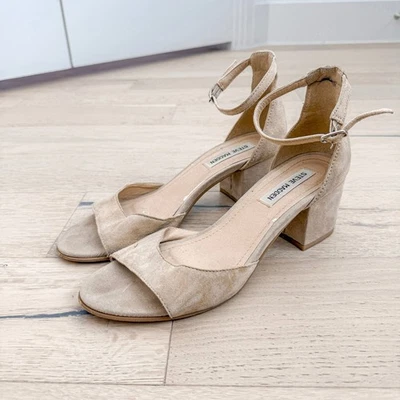 Sandalias de tacón alto Steve Madden para mujer talla 9 beige gamuza correa al tobillo minimalista Foto 1 de 4