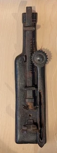 Antiguo sacacorchos de hierro fundido montado en la pared abridor de corcho RARO - Imagen 1 de 5