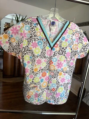Womens Scrub Top Size 7/9 Multi-Colored Flower Pattern Brand: Landau  - Image 1 of 4