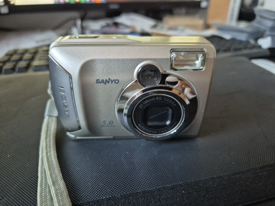 Sanyo S5 Xacti 5.0 MP Vintage Digitalkamera VPC-S5 - Bild 1 von 4