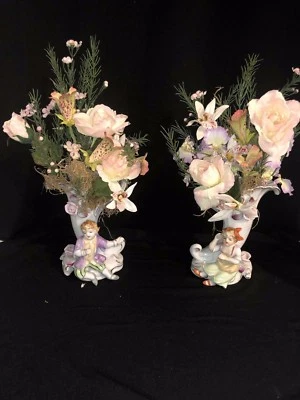 TWO PORCELAIN BOY/GIRL FIGURINE VASE BEAUTIFUL DRIED SILK FLORAL DECOR — 第 1/4 张图片