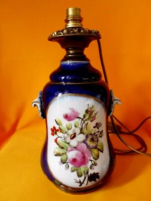 LAMPE A PETROLE ELECTRIFIEE PIED DE LAMPE EN PORCELAINE DE VALENTINE/BAYEUX - Photo 1/4