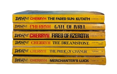 CJ Cherryh Lot of 5 Vintage DAW Sci-Fi PBs 1976-82, 3 Titles are 1st Printing Foto 1 de 4