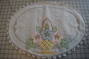 3754 antikes besticktes & appliziertes weißes ovales Deckchen, floral mit Spitzenrand - Bild 1 von 1