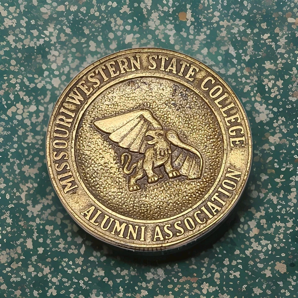 Medallón grande de latón de 3" conmemorativo de "Missouri Western State College Alumni Foto 1 de 1