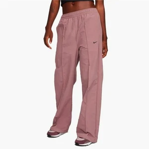 Pantalones para mujer Nike tiro medio calce estándar tejidos malva ahumada grandes - Imagen 1 de 10