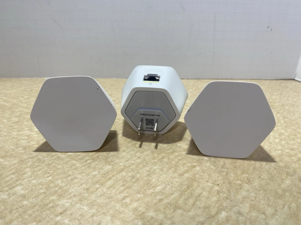 Set Of 3 Xfinity xFi Pods WiFi Network Range Extender, 1st Generation, XE1-S - Image 1 of 3