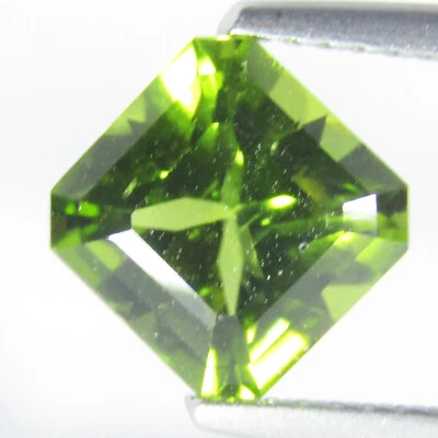 2.57Cts Excellent Natural Green Peridot 7.8mm Radiant Cut Gemstone From Pakistan - Image 1 of 3