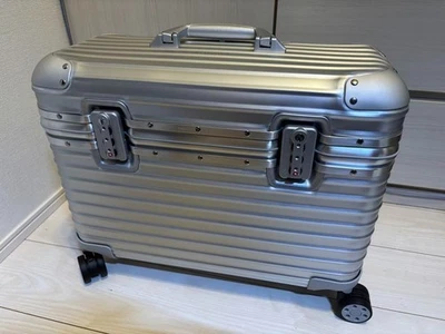 Valigia originale Rimowa Pilot Case 31L argento 4 ruote nuova - Immagine 1 di 4