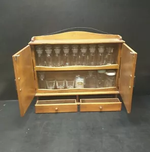 Gabinete vintage con estante de especias de madera 17 botellas de vidrio hierbas boticario frascos cajones - Imagen 1 de 18