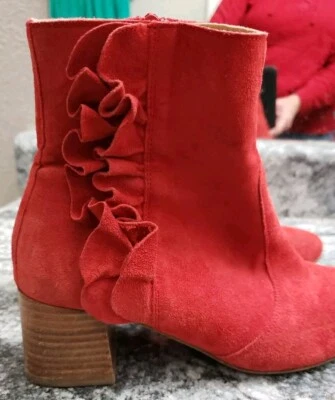 Encantador Botín ANTHROPOLOGIE Talla 6 (EU 36) Gamuza Rojo Tacón 2 Pulgadas Hecho en España Foto 1 de 4