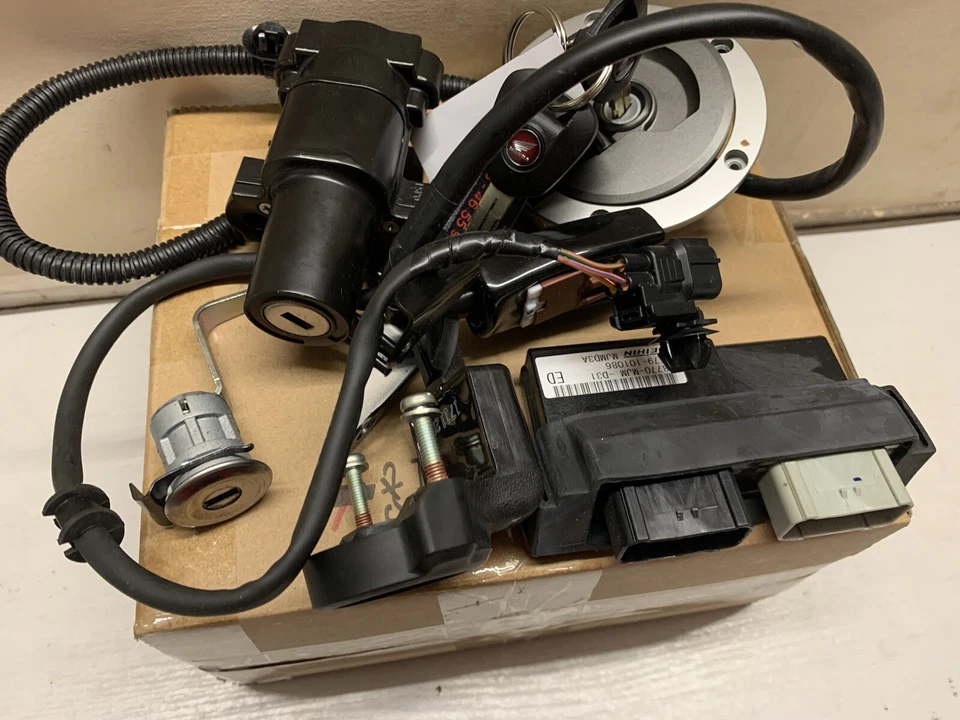 Schlosssatz CDI Tankdeckel Honda VFR 800 RC 79E 6644km. n-7L2.M2-111. - Bild 1 von 4