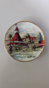 "Hotel del Coronado" 1985 nummerierter #2895 Teller von Sue Tushingham McNary, 3 1/4" - Bild 1 von 3