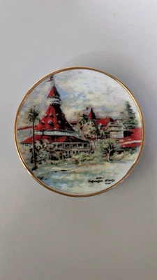 Placa "Hotel del Coronado" 1985 numerada #2895 de Sue Tushingham McNary, 3 1/4" Foto 1 de 3