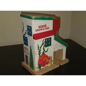 De colección 2001 Thomas and Friends Ferrocarril de Madera Sodor Grano y Alimentación Edificio - Imagen 1 de 9
