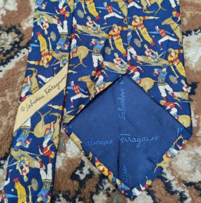 Corbata para hombre vintage Salvatore Ferragamo clásica 100 % seda motivo elegante azul marino Foto 1 de 4