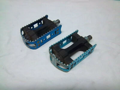 2 left Anodized Blue BMX pedals unbranded- - Image 1 of 3