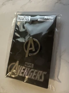 Zinn Marvel Avengers A Logo Anstecknadel #67972 Neu in Verpackung - Bild 1 von 4