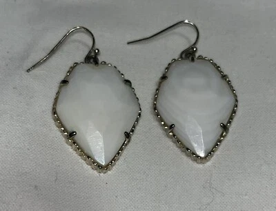 Pendientes Corley Kendra Scott Blanco Madreperla Tono Oro Colgantes Foto 1 de 4