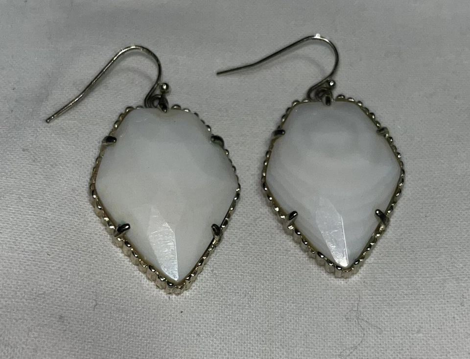 Pendientes Corley Kendra Scott Blanco Madreperla Tono Oro Colgantes Foto 1 de 4