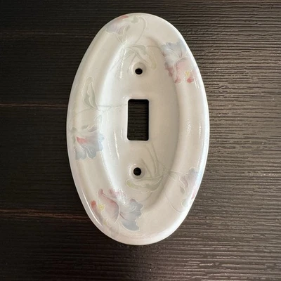 Tampa de placa de porcelana formato oval vintage interruptor único rosa e azul floral em excelente estado usado - Imagem 1 de 4
