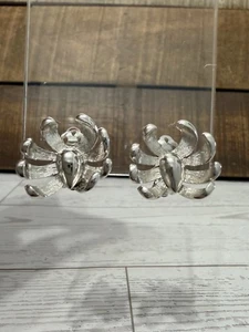 Orecchini a clip testurizzati tono argento anni 50 fiore ?  Ragno ? Brevetto 156452 - Foto 1 di 6