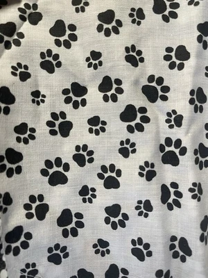 Estampado de patas de mezcla de algodón de 5 yardas blanco con impresiones de patas de cachorro negro para coser, arte Foto 1 de 4